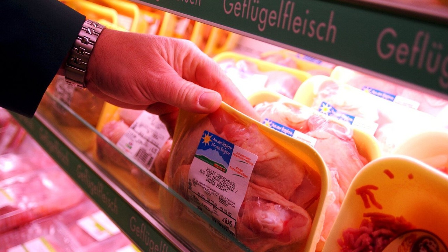 A shopper looks at prepacked (none Chinese) chicken in a Swiss supermarket in Lucerne, Switzerland, February 27, 2002. Switzerland disposed an immediate import stop to Chinese chicken after health lab ...