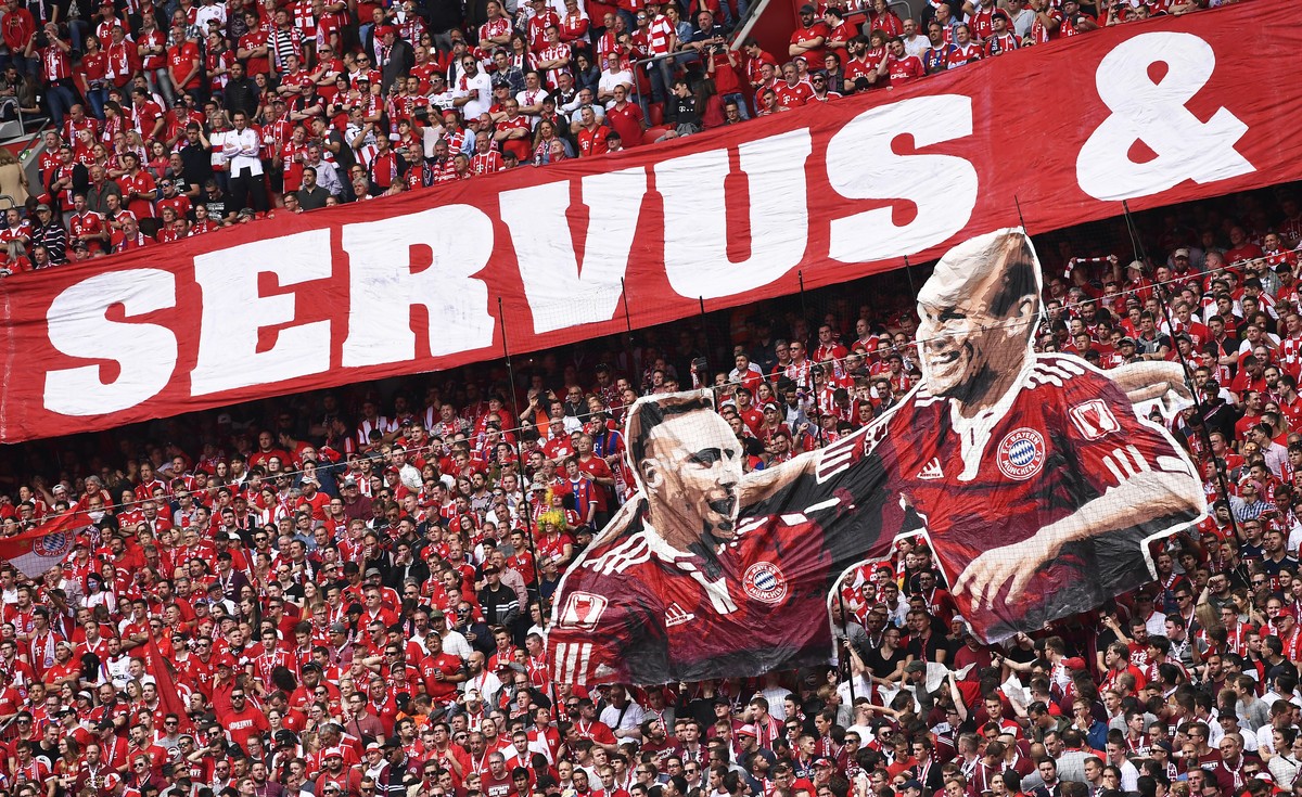 epaselect epa07580878 Bayern fans bid farewell to players Franck Ribery and Arjen Robben before the German Bundesliga soccer match between FC Bayern Munich and Eintracht Frankfurt in Munich, Germany,  ...