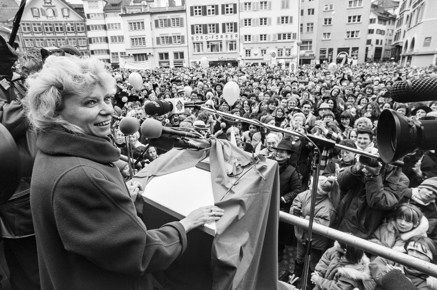 ARCHIVE --- ANSTELLE DER OFFIZIELLEN KANDIDATIN DER SP, CHRISTIANE BRUNNER, WIRD VOR 25 JAHREN, AM 3. MAERZ 1993, DER NEUENBURGER FRANCIS MATTHEY ALS BUNDESRAT GEWAEHLT. NACH BEDENKZEIT UND RUECKSPRAC ...