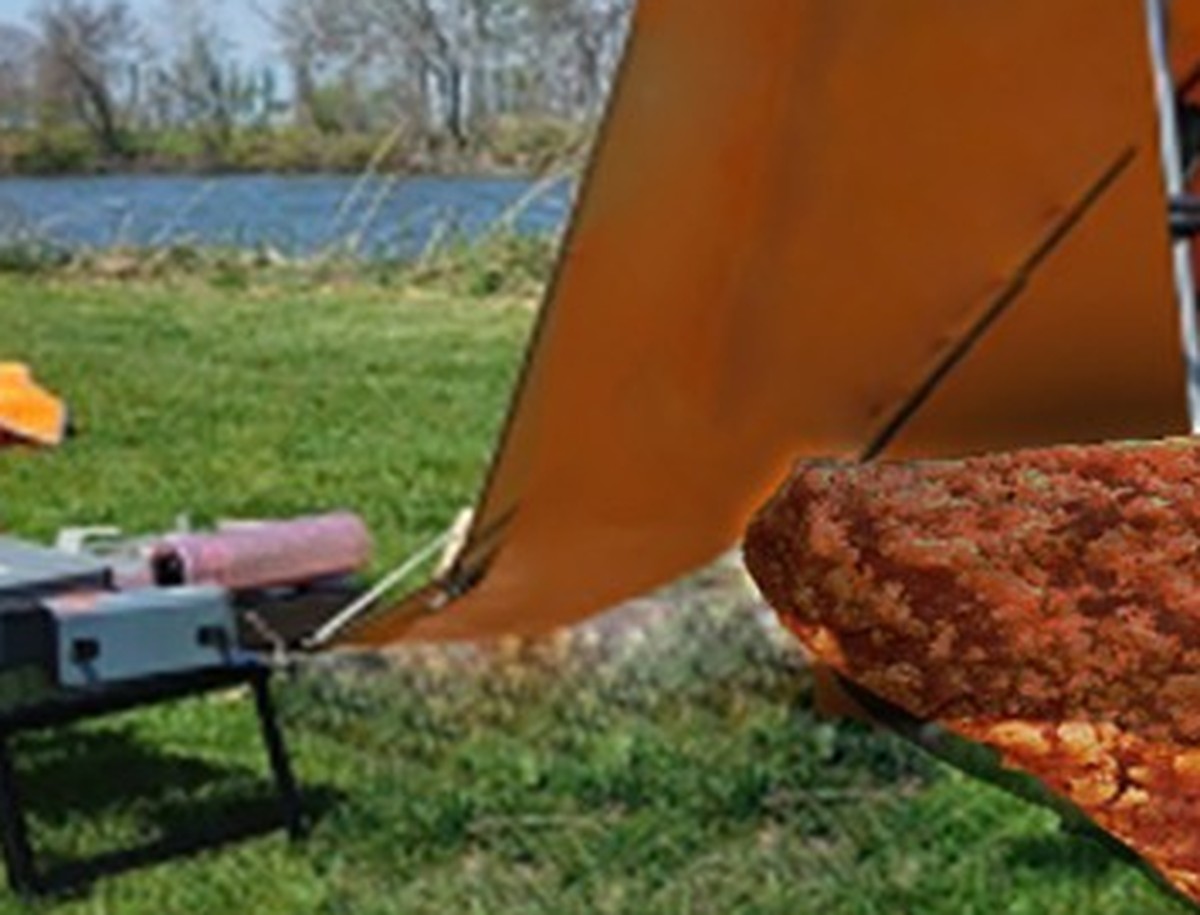 ... Pas du tout, cette tente est bel et bien installée dans l'herbe, tout comme le sac de couchage.