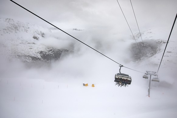 Skifahrer auf dem Gurschen Flyer am Gemsstock, fotografiert am Freitag, 2. November 2018, in Andermatt. Erste Bahnen und Pisten sind geoeffnet ab dem 2. November 2018 im Skigebiet Andermatt-Sedrun. (K ...