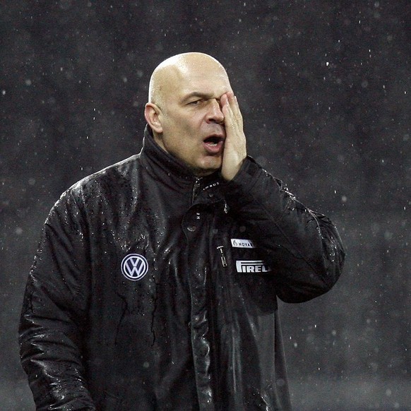 Der Basler Trainer Christian Gross verlaesst das Stadion nach dem Meisterschaftsspiel der Super League zwischen dem Berner Sport Club Young Boys und dem FC Basel im Stade de Suisse Wankdorf in Bern am ...