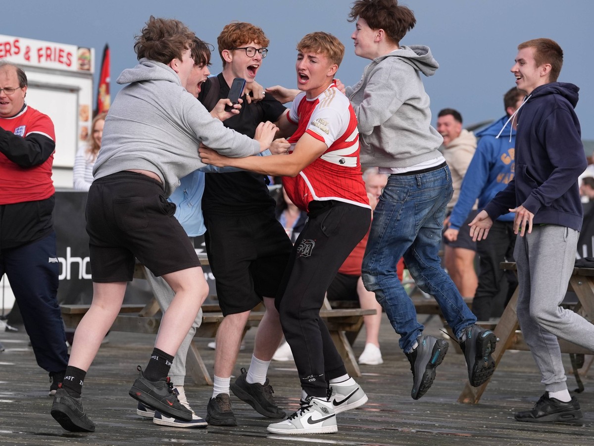 Fans watching England v Slovakia - EUFA Euro 2024 England fans on Hastings Pier in East Sussex, during a screening of the UEFA EURO, EM, Europameisterschaft,Fussball 2024, round of 16 match, between E ...