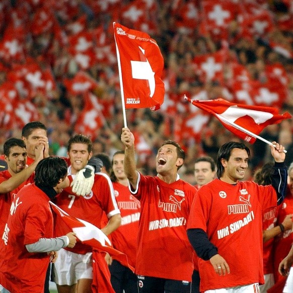 Mit der Schweizer Fahne in der Hand feiert Rama mit seinen Kollegen die Qualifikation für die EM 2004.