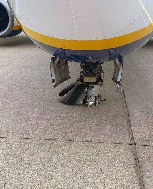 Fahrwerk einer Ryanair-Maschine, die einen Defekt hatte bei der Landung am Ostersonntag, 9. April 2023.