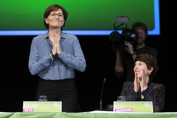 Regula Rytz, Parteipraesidentin Gruene, Mitte, erhaelt Applaus von Lisa Mazzone, GP-GE, bei der Delegiertenversammlung der Gruenen, am Samstag, 2. November 2019 in Bern. (KEYSTONE/Peter Klaunzer)