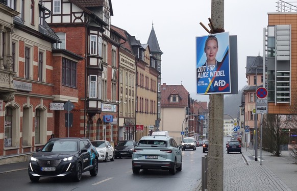 In Sonneberg im Bundesland Thüringen regiert der erste AfD-Landrat Deutschland. Am 12. Februar 2025, kurz vor der Bundestagswahl in Deutschland, hat watson den SPD-Politiker Louis Räder in Sonneberg g ...
