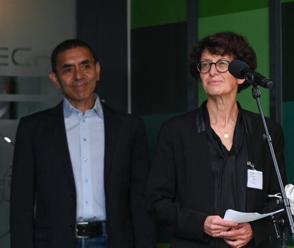 epa09420432 (L-R) German Chancellor Angela Merkel, and BioNTech co-founders Ugur Sahin and Ozlem Tureci during a visit to the Biontech vaccine plant in Marburg, Germany, 19 August 2021. The Marburg pl ...