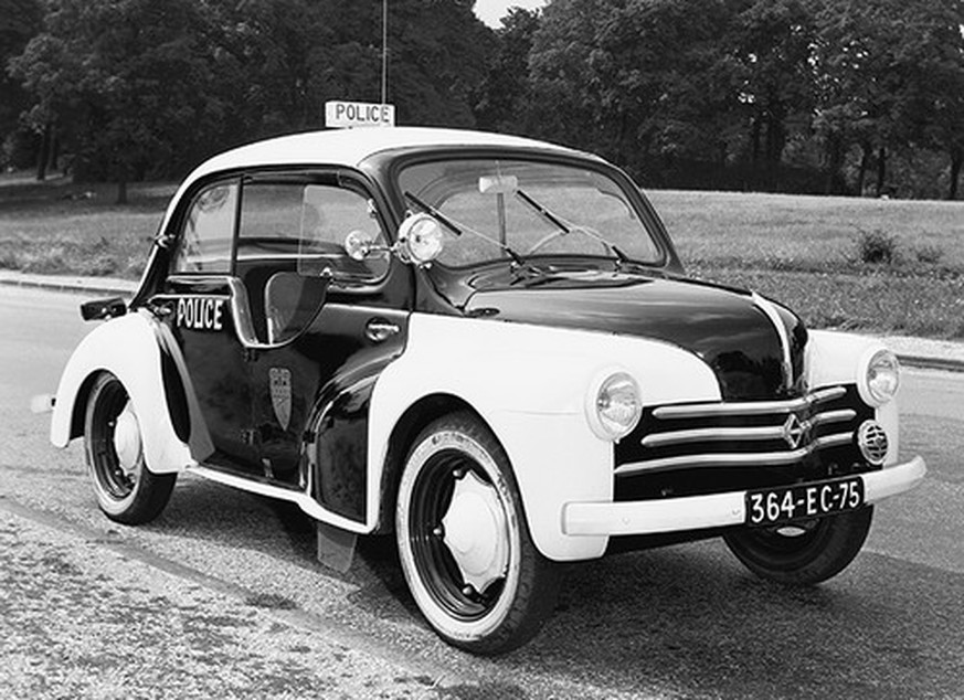 1950: Renault 4CV de la Police de Paris 
https://lautomobileancienne.com/wp-content/uploads/2015/12/Renault-4CV-Police-pie-2.jpg
