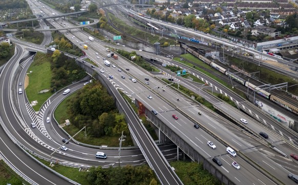 Drohnenaufnahme von der Autobahnverzweigung Hagnau / Basel St. Jakob von Birsfelden aus gesehen, am Donnerstag, 17. Oktober 2024. Der geplante Rheintunnel soll an die bestehenden Achsen von und nach D ...
