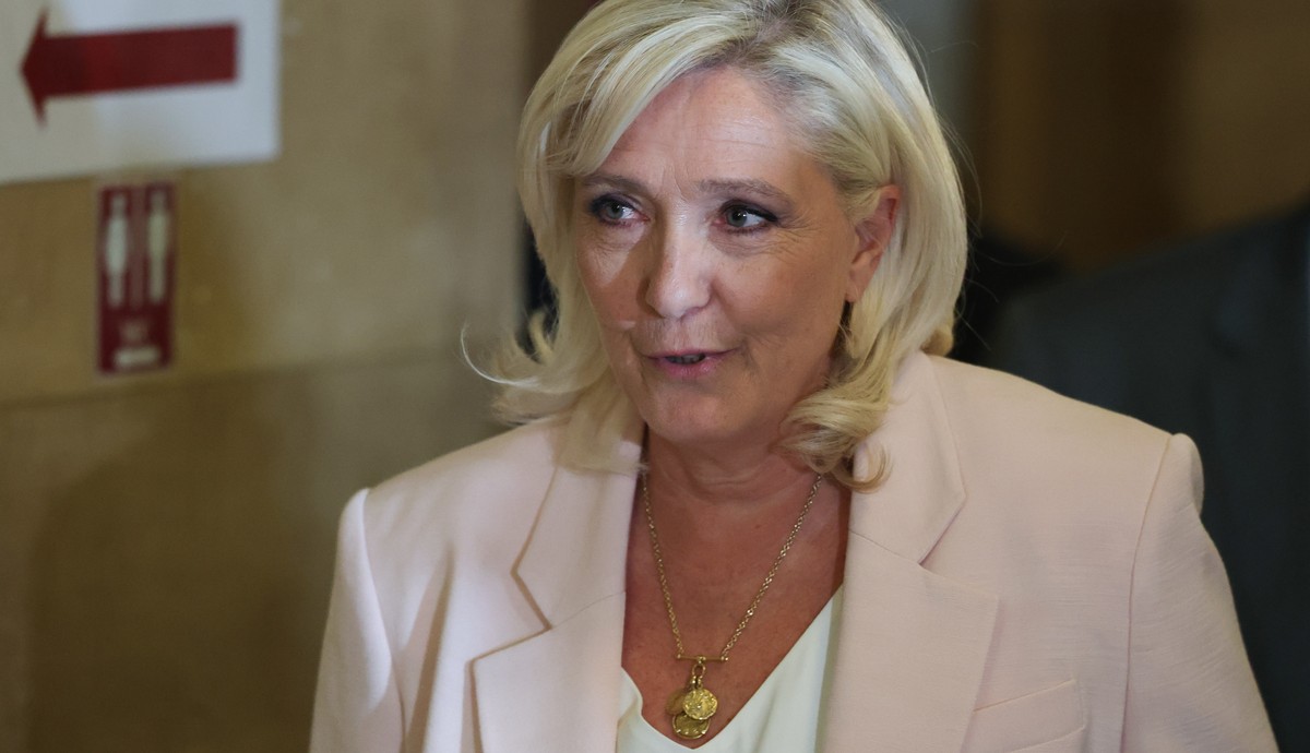 epa13094530 Rassemblement National (RN) parliamentary party leader Marine Le Pen arrives at the Paris courthouse for a hearing on the verdict in her appeal trial in Paris, France, 07 July 2026. EPA/Mo ...