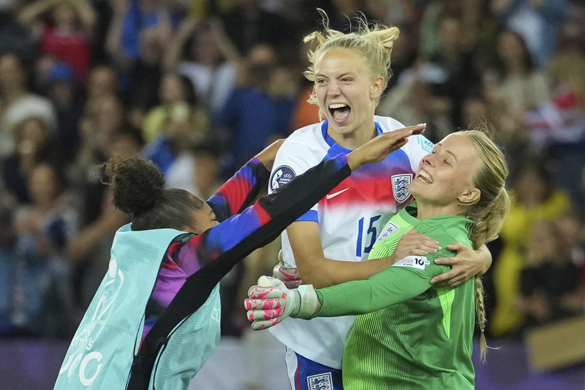 England goalkeeper Hannah Hampton, right, celebrates with teammates after winning the Women's Euro 2025 quarterfinals soccer match between Sweden and England at Stadion Letzigrund in Zurich, Swit ...