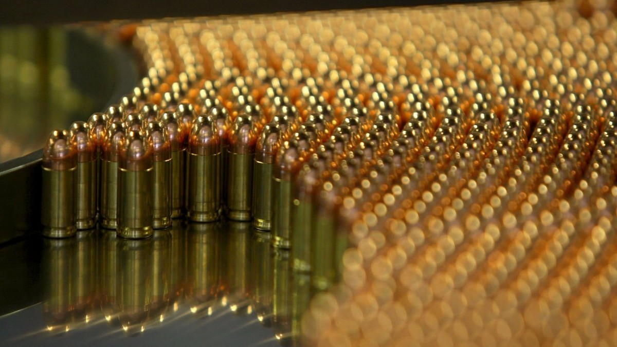 9-Millimeter-Patronen laufen am Donnerstag, 25. Juli 2002 in Thun in der Munitionsabteilung des Ruestungskonzerns Ruag, der Ruag Munition, durch den Fabrikationsprozess. Die Ruag kuendigte am Donnerst ...