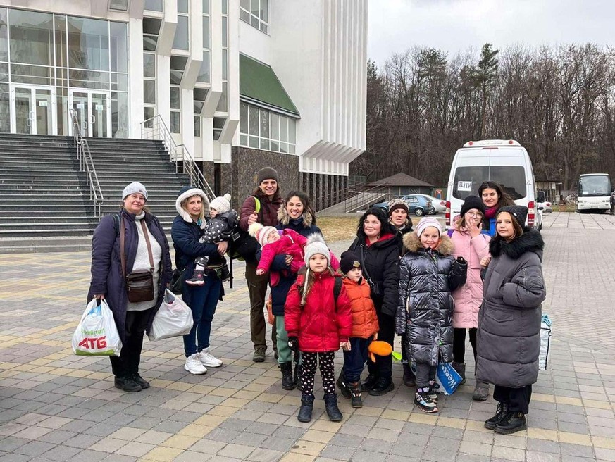Eva Samoylenko-Niederer (ganz links) mit ihren Töchtern und den beiden anderen Familien, mit denen sie gemeinsam geflohen ist.
