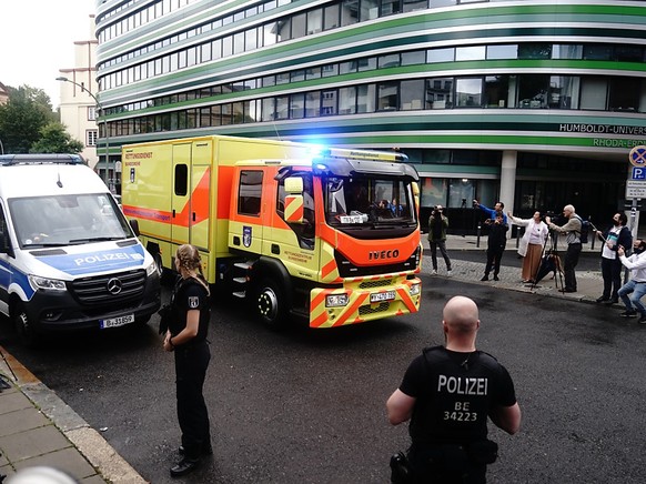 Ein Intensivtransporter der Bundeswehr fährt mit dem russischen Oppositionellen Nawalny zur Charite. Foto: Kay Nietfeld/dpa