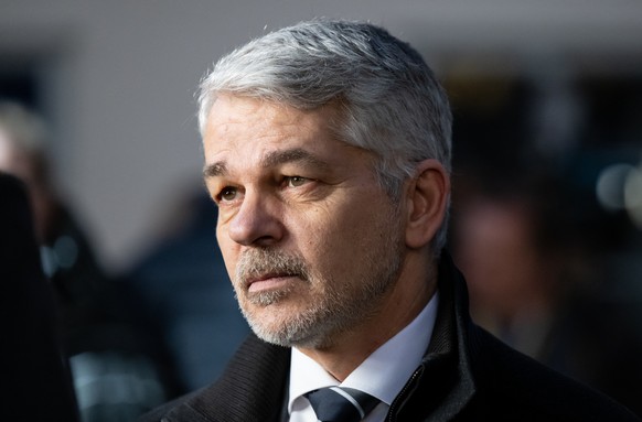 06.01.2023, Bayern, Seeon-Seebruck: Carlo Masala, Professor f�r Internationale Politik an der Universit�t der Bundeswehr in M�nchen, gibt w�hrend der Winterklausur der CSU im Bundestag vor dem Kloster ...