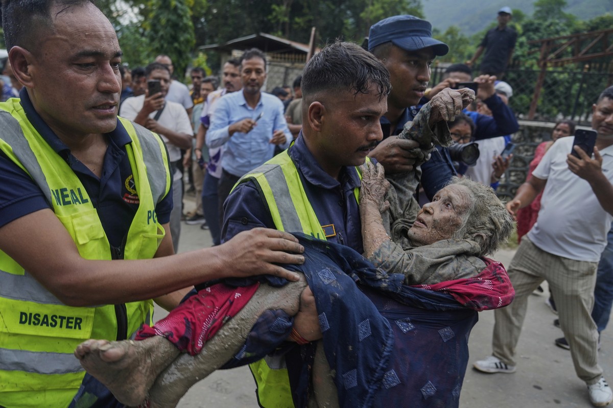 Rescuers carry a victim of flash flooding to safety along the Trishuli River in Nepal's Nuwakot district, Wednesday, Aug. 26, 2026. (AP Photo/Niranjan Shrestha)
APTOPIX Nepal Flash Floods