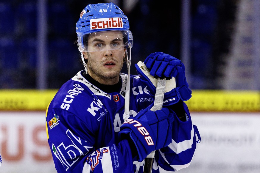 EHC Kloten Stuermer Pontus Aberg nach dem Sieg im Eishockey-Meisterschaftsspiel der National League zwischen den Teams EHC Kloten und HC Ajoie am Freitag, 24. Januar 2025, in Kloten. (KEYSTONE/Patrick ...