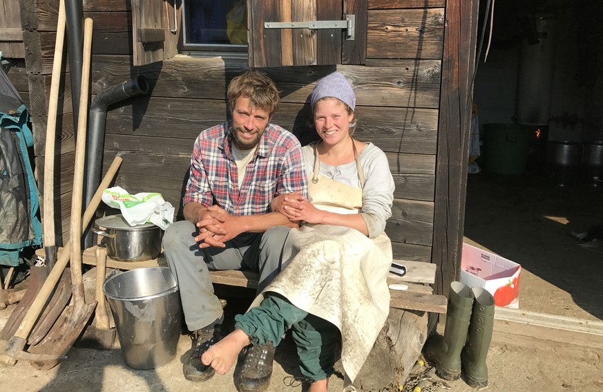 Käse, Brot und abgestürzte Rinder – diese 2 Städter verbringen den Sommer auf der Alp