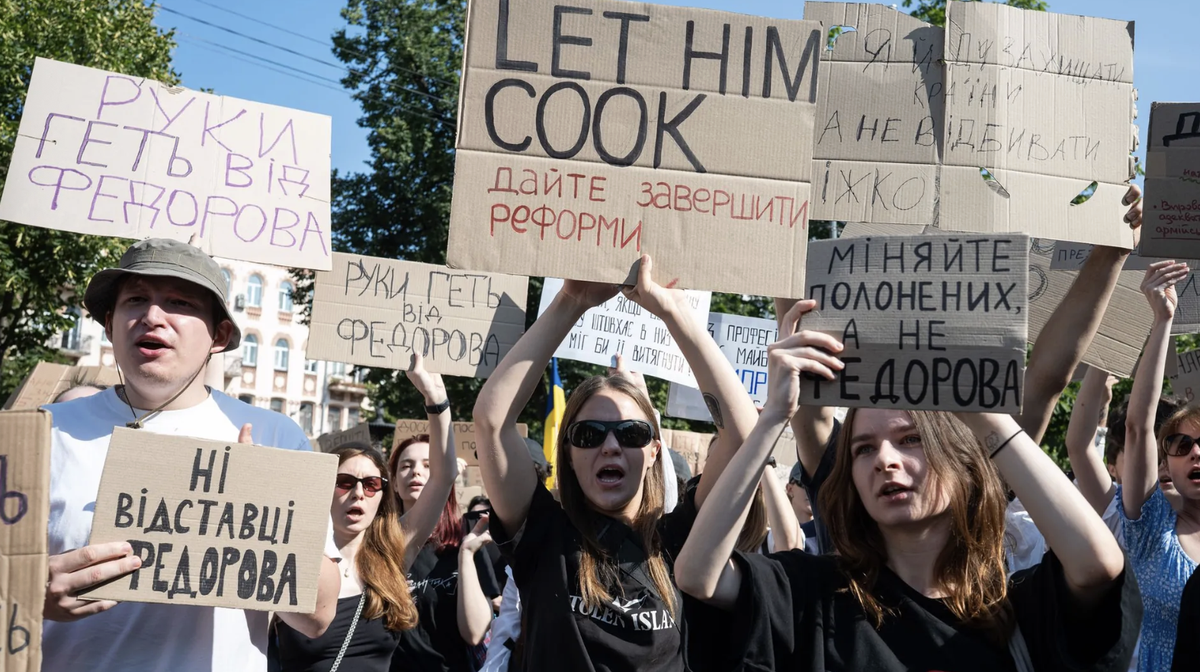 Vor allem junge Leute protestierten in Kiew und anderen Städten gegen die Entlassung des als Reformer geltenden Verteidigungsministers Mychajlo Fedorow.