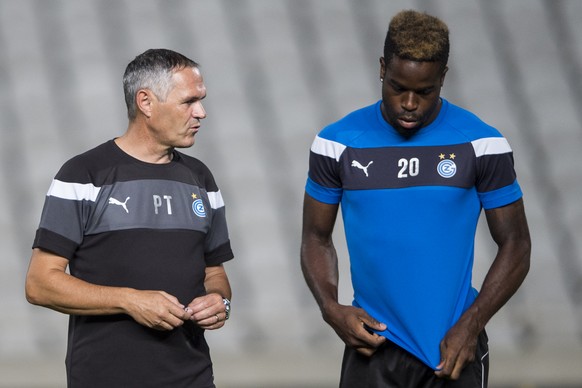 Grasshopper Club Zuerich head coach Pierluigi Tami, left, speaks with Ridge Munsy, right, during the training session, one day prior to the qualifying round soccer match between Grasshopper Club Zueri ...