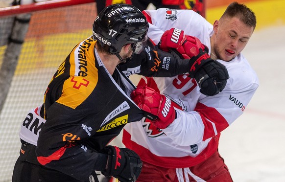 Berns Thomas Thiry, links, im Duell mit Lausannes Emilijus Krakauskas waehrend dem Eishockey Qualifikationsspiel der National League zwischen dem SC Bern und Lausanne HC, am Montag, 14. Maerz 2022, in ...