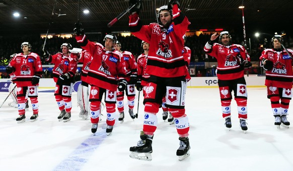 Der EHC Visp feiert seinen überraschenden Triumph gegen den HC Davos.