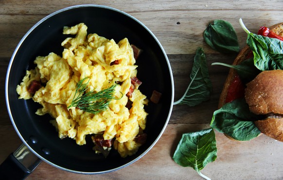 scrambled eggs rührei pfanne brot spinat zmorge morgenessen frühstücl