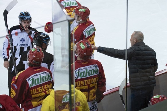 Tigers Head Coach Rikard Franzen, rechts, diskutiert mit Schiedsrichter Alex Dipietro, links, waehrend dem Meisterschaftsspiel der National League zwischen den SCL Tigers und dem EV Zug, am Freitag, 2 ...