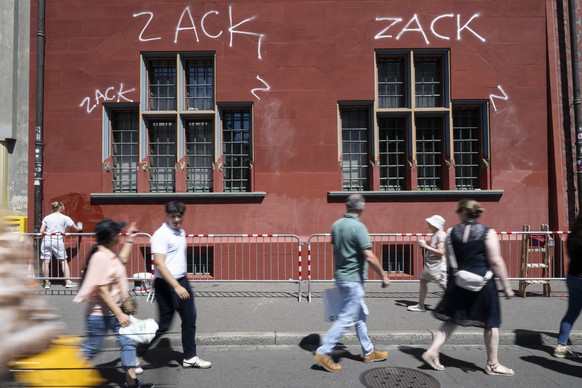 KEYPIX - Eine Reinigungskraft reinigt die von Sprayereien verunreinigte Fassade vom Rathaus Basel, am Donnerstag, 2 Juli, 2026, in Basel. Am Mittwoch, 1. Juli raeumte die Polizei in Basel ein seit meh ...