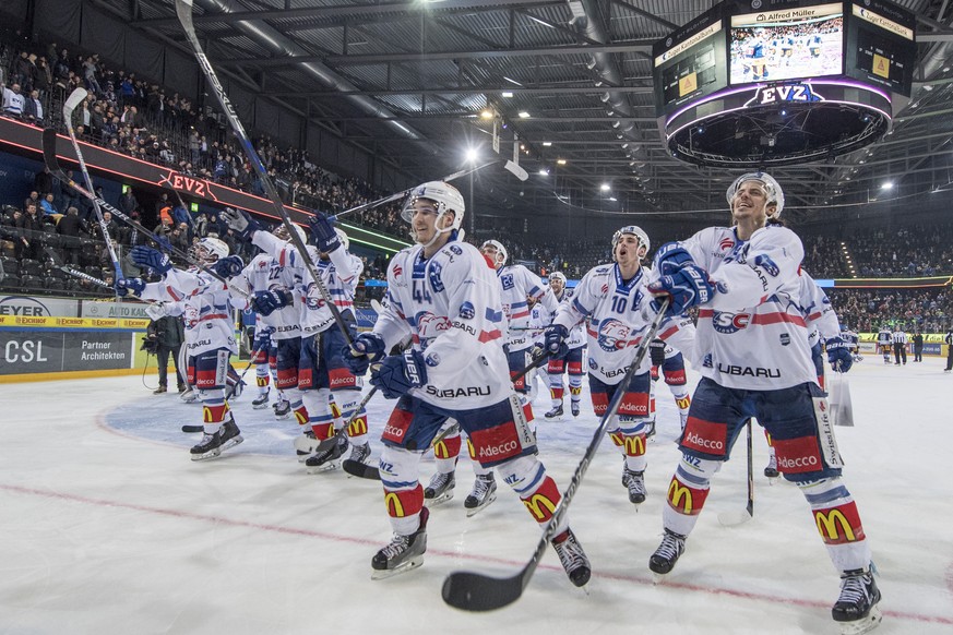 Der ZSC feiert den Sieg im fuenften Eishockey Playoff-Viertelfinalspiel der National League zwischen dem EV Zug und den ZSC Lions, am Dienstag, 20. Maerz 2018, in der Bossard Arena in Zug. (KEYSTONE/F ...
