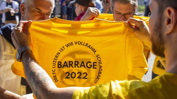 The SC Schaffhausen office sells Barrage shirts before the first leg match in Barrage of the Super / Challenge League between FC Schaffhausen and FC Luzern at the wefox Arena, ...