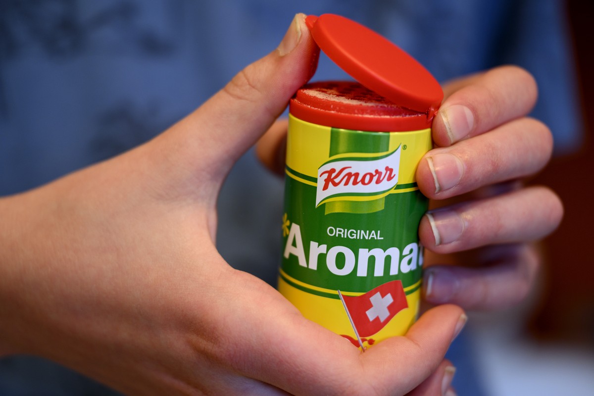 Du condiment en poudre Aromat de Knorr est photographie ce lundi 6 avril 2026 a Daillens. Inquiets qu'un projet de fusion impliquant la marque n'entraine un deplacement de la production, un  ...