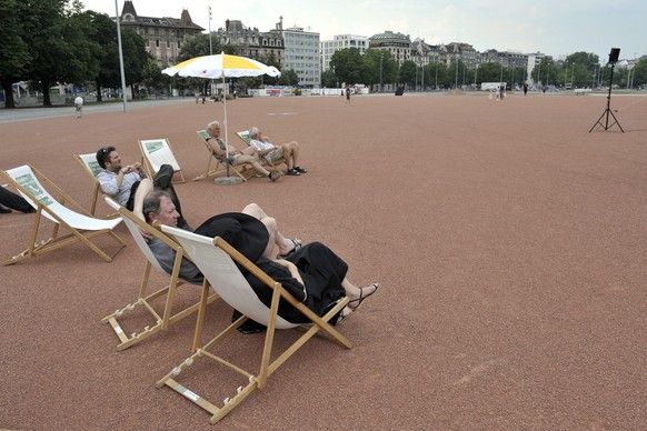 Des gens profitent des chaises longues avant le discours de Remy Pagani conseiller administratif en charge du departement des constructions lors de l'inauguration de la premiere etape du reamenag ...