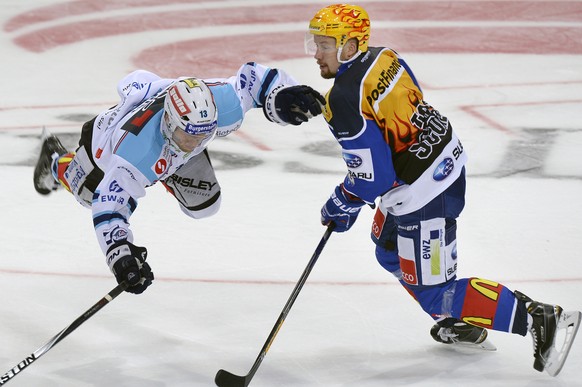 ZSC-Spieler Mathias Seger schaut Leker Patrick Obrist bei seiner Flugeinlage zu.