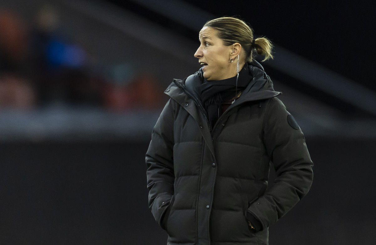 epa10951432 Switzerland's head coach Inka Grings reacts during the UEFA Women's Nations League soccer match between Switzerland and Spain at the Letzigrund stadium in Zurich, Switzerland, 31 ...