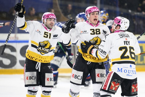 L&#039;attaquant jurassien Guillaume Asselin, centre, celebre son but de l&#039;egalisation 2 a 2 avec le defenseur jurassien Alain Birbaum, gauche, et le defenseur jurassien Kevin Fey, droite, lors d ...