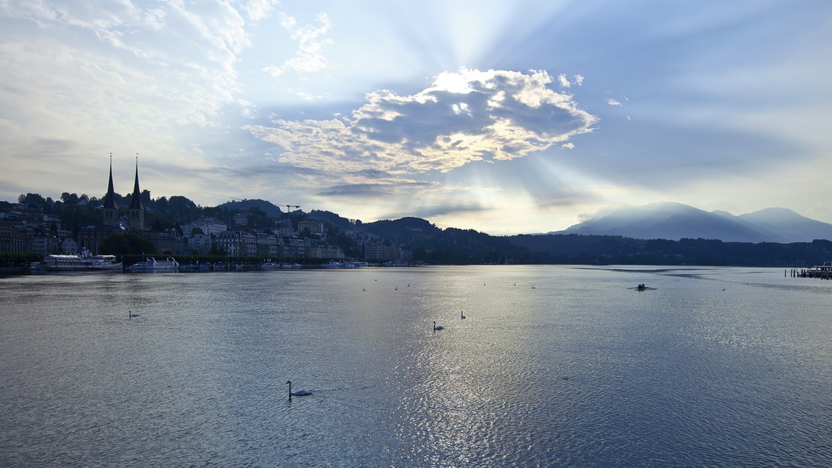 The sun hides behind a cloud above Lake Lucerne with "Hofkirche St.Leodegar" church in Lucerne and "Rigi" mountain (right), pictured on June 11, 2010. (KEYSTONE/Gaetan Bally)

Die  ...