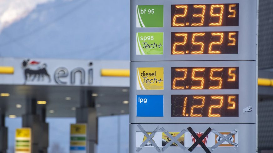 Weit über 2 Franken. Der steigende Benzinpreis beschäftigt die Politik.
