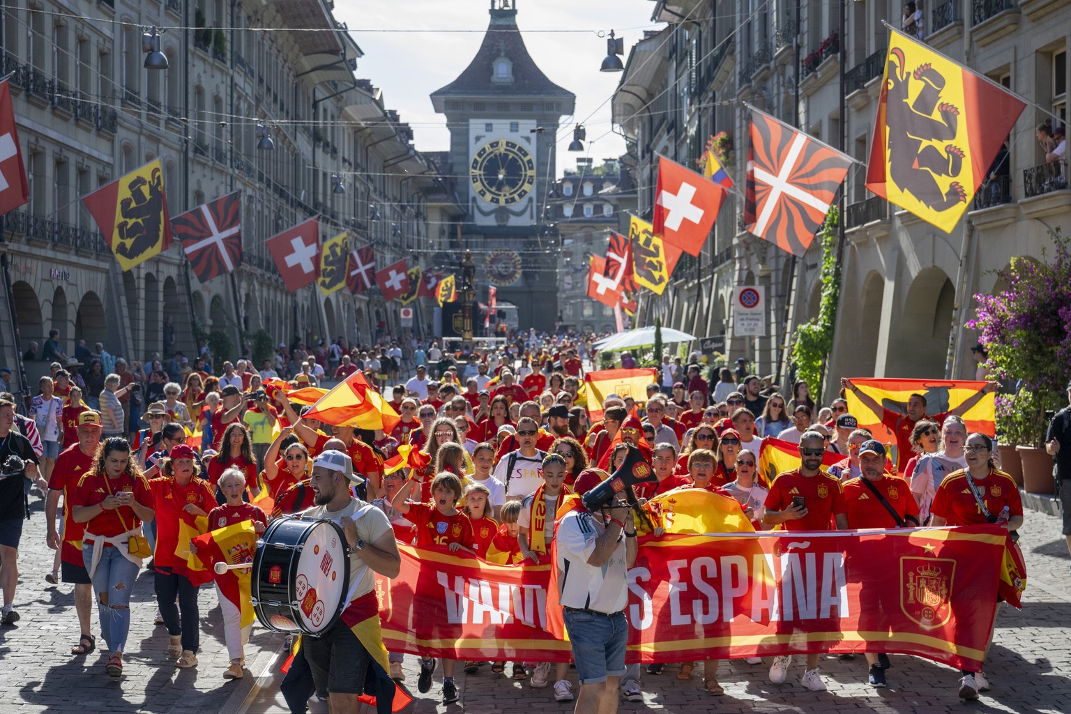 Supporters and Fans from Spain at the fan walk prior to the UEFA Women&#039;s EURO 2025 quaterfinal soccer match between Switzerland and Spain in Bern, Switzerland, Friday, July 18, 2025. (KEYSTONE/Ur ...