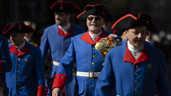 Teilnehmer beim traditionellen Umzug der Zuenfte am Zuercher Sechselaeuten vor, am Montag, 17. April 2023, in Zuerich. (KEYSTONE/Michael Buholzer)