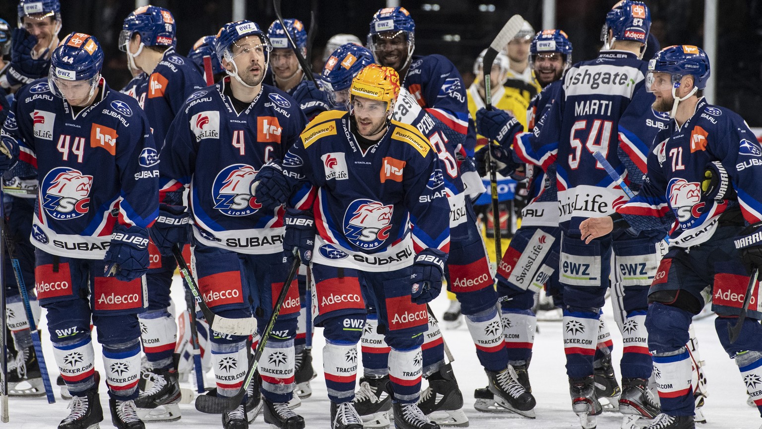 Die Zuercher mit Garrett Roe, mitte, feiern den Sieg nach Verlaengerung beim Eishockey Meisterschaftsspiel in der Qualifikation der National League zwischen den ZSC Lions und dem SC Bern vom Sonntag,  ...