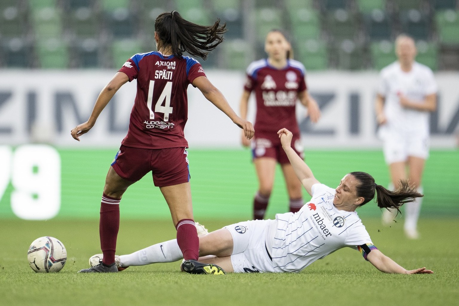 Servettes Nathalia Spaelti, links, kaempft um den Ball mit Zuerichs Fabienne Humm, rechts, im AXA Women&#039;s Super League Playoff-Final zwischen dem Servette FC Chenois Feminin und den FC Zuerich Fr ...