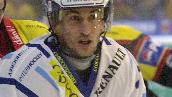 Eishockey Playoff-Viertelfinal zwischen Ambri und Bern in der Valascia Eishalle von Ambri am 26. Februar 2000. Hier versuchte der Berner Dave McLwain, links, den Ambri-Stuermer Stephane Lebeau zu halt ...