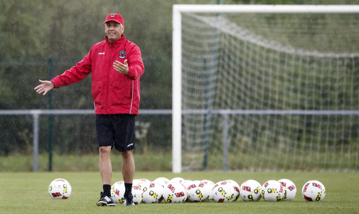 Switzerland's Lucien Favre, head coach of OGC Nice, instructs his players, during a training session, in Divonne-les-Bains, France, Tuesday, July 12, 2016. (KEYSTONE/Salvatore Di Nolfi)