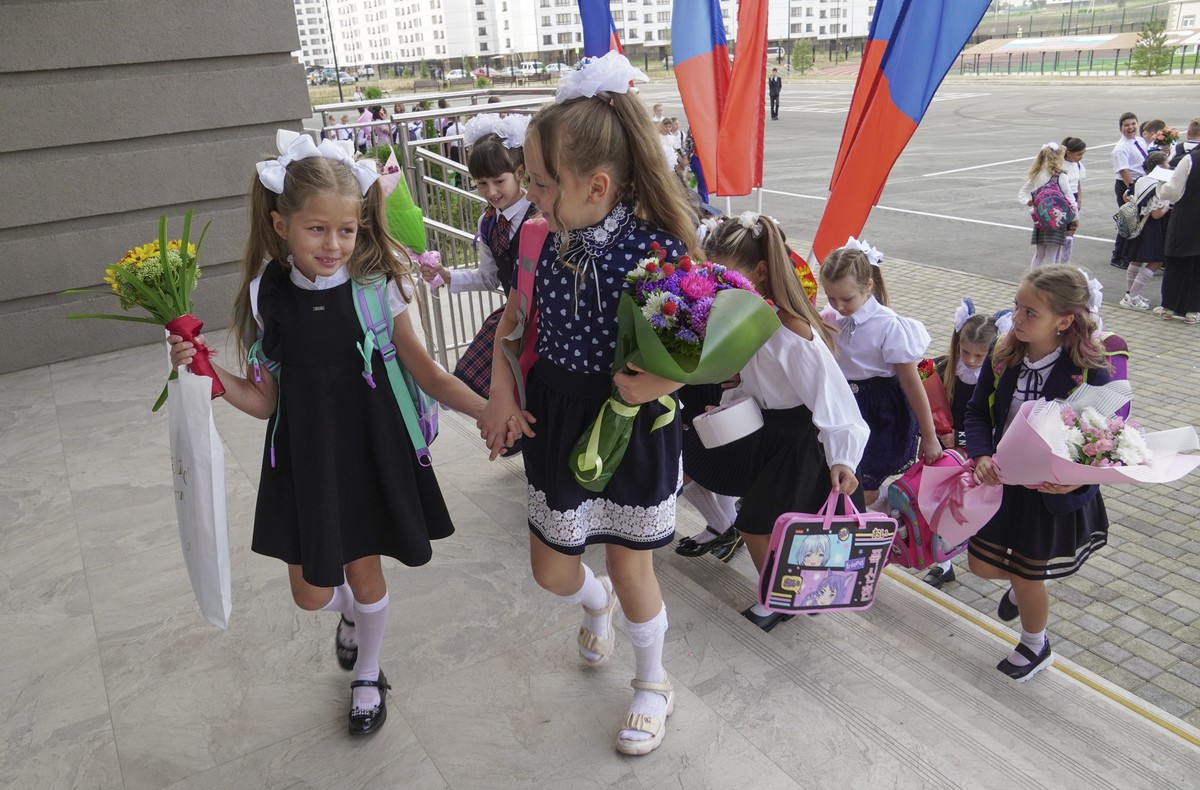 epa10833511 First-grade pupils enter a school after a ceremony to mark the start of the school year in new opened school in Russian-controlled Mariupol, Ukraine, 01 September 2023. The Russian Defence ...