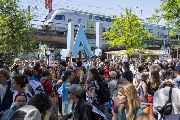 Mehrere hundert Personen Demonstrieren fuer das Klima und die annahme des Klimaschutzgesetzes sowie gegen Fossile Infrastrukturen am Samstag 27. Mai 2023 in der Innenstadt von Bern. (KEYSTONE/Urs Flue ...