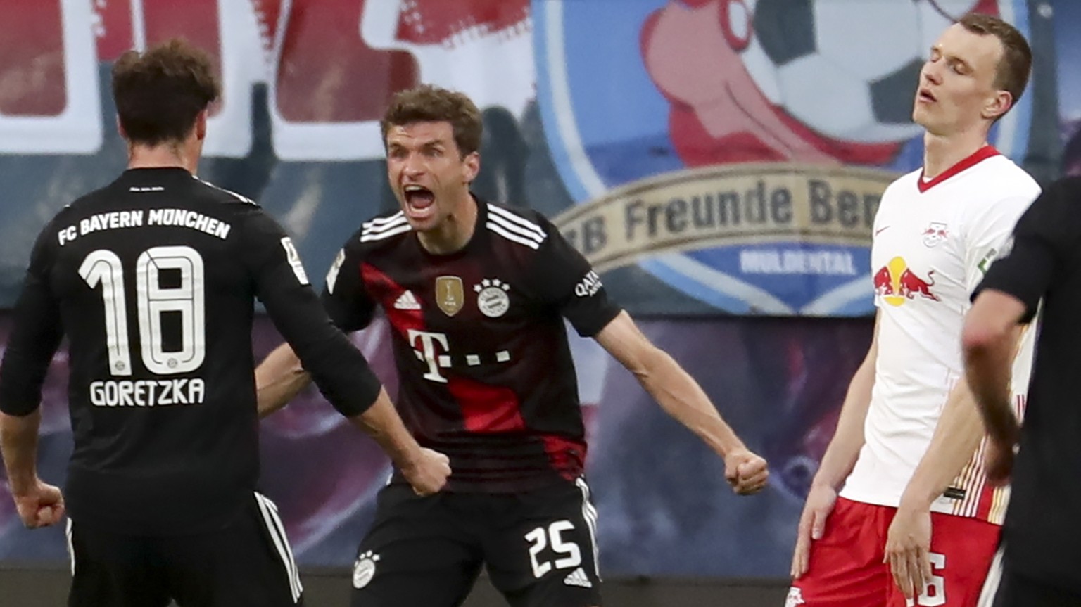 epa09113944 Bayern&#039;s Leon Goretzka (L) celebrates with teammate Thomas Mueller (2-L) after scoring the opening goal during the German Bundesliga soccer match between RB Leipzig and FC Bayern Muni ...