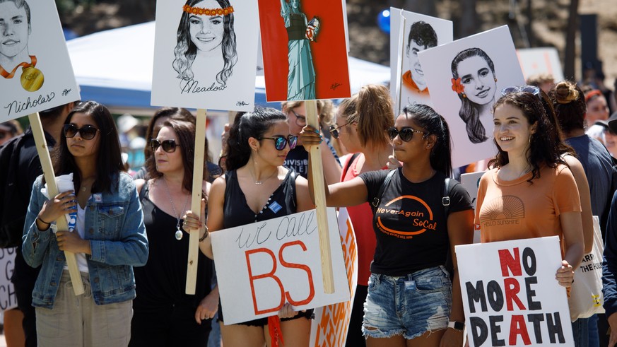epa06927888 Students in support of gun control protest against the National Rifle Association (NRA) during a march in Brea, California, USA, 04 August 2018. As they marched to the nearby NRA Californi ...