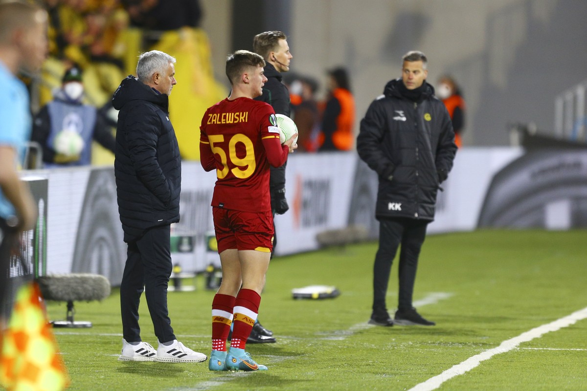 epa09876681 Roma's coach Jose Mourinho (L), Roma's Nicola Zalewski (C) and Bodo Glimt's coach Kjetil Knutsen (R) during the UEFA Conference League quarter final, first leg soccer match  ...